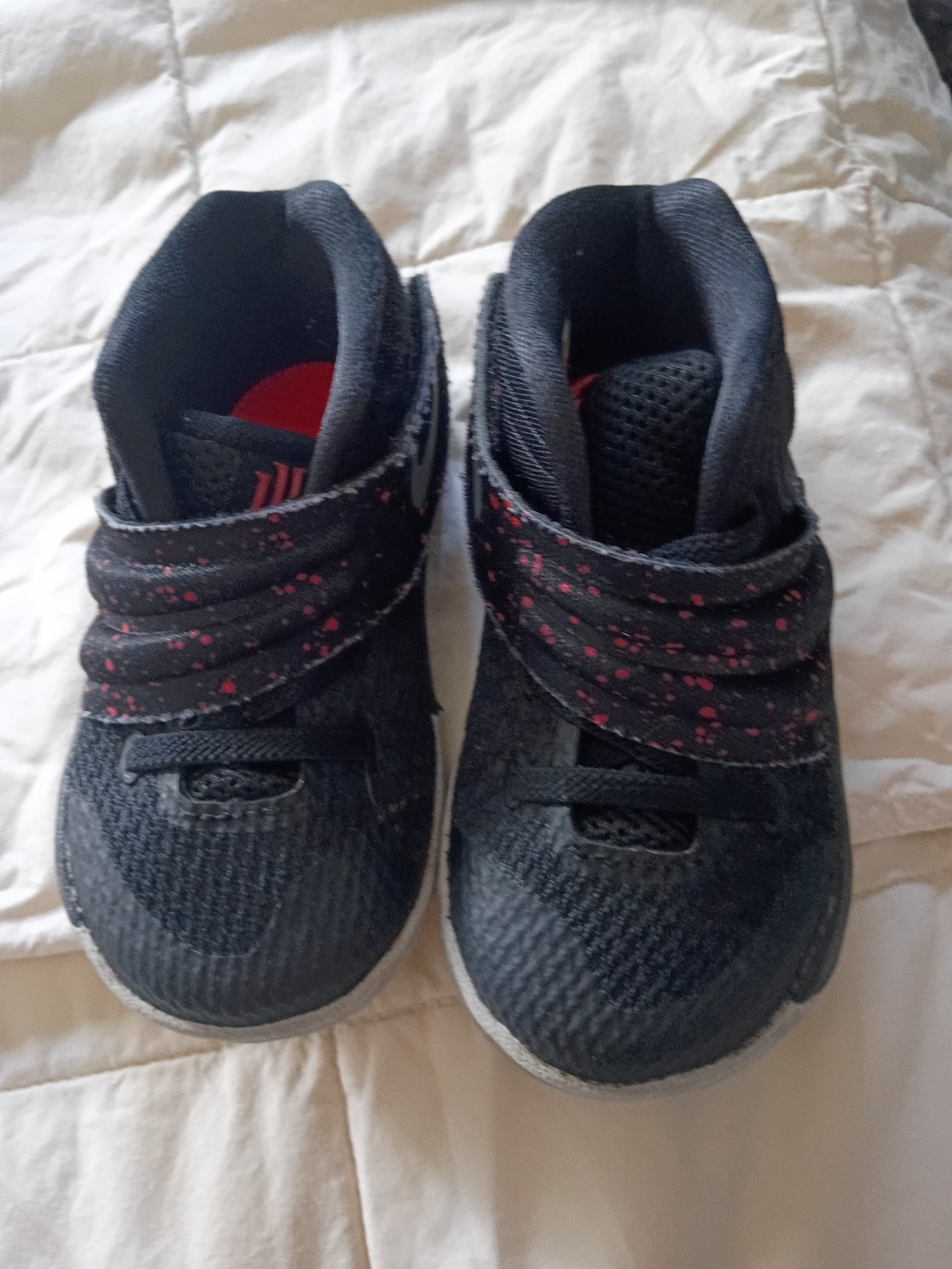 Nike Kids Black Sneakers with Red  Speckle Strap